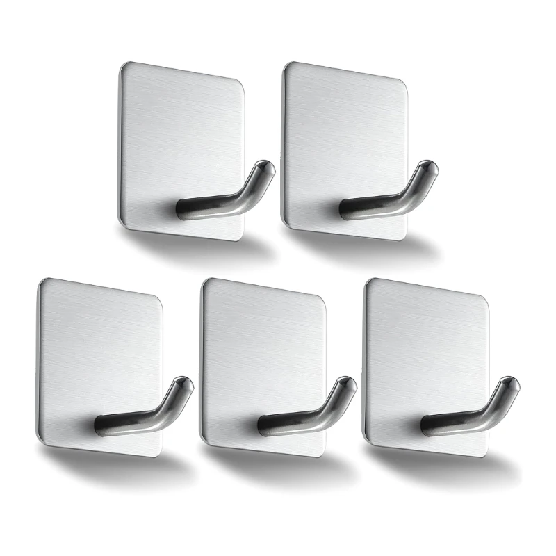 

Прочный несущий дверной крючок вешает одежду на стену за ванной комнатой.