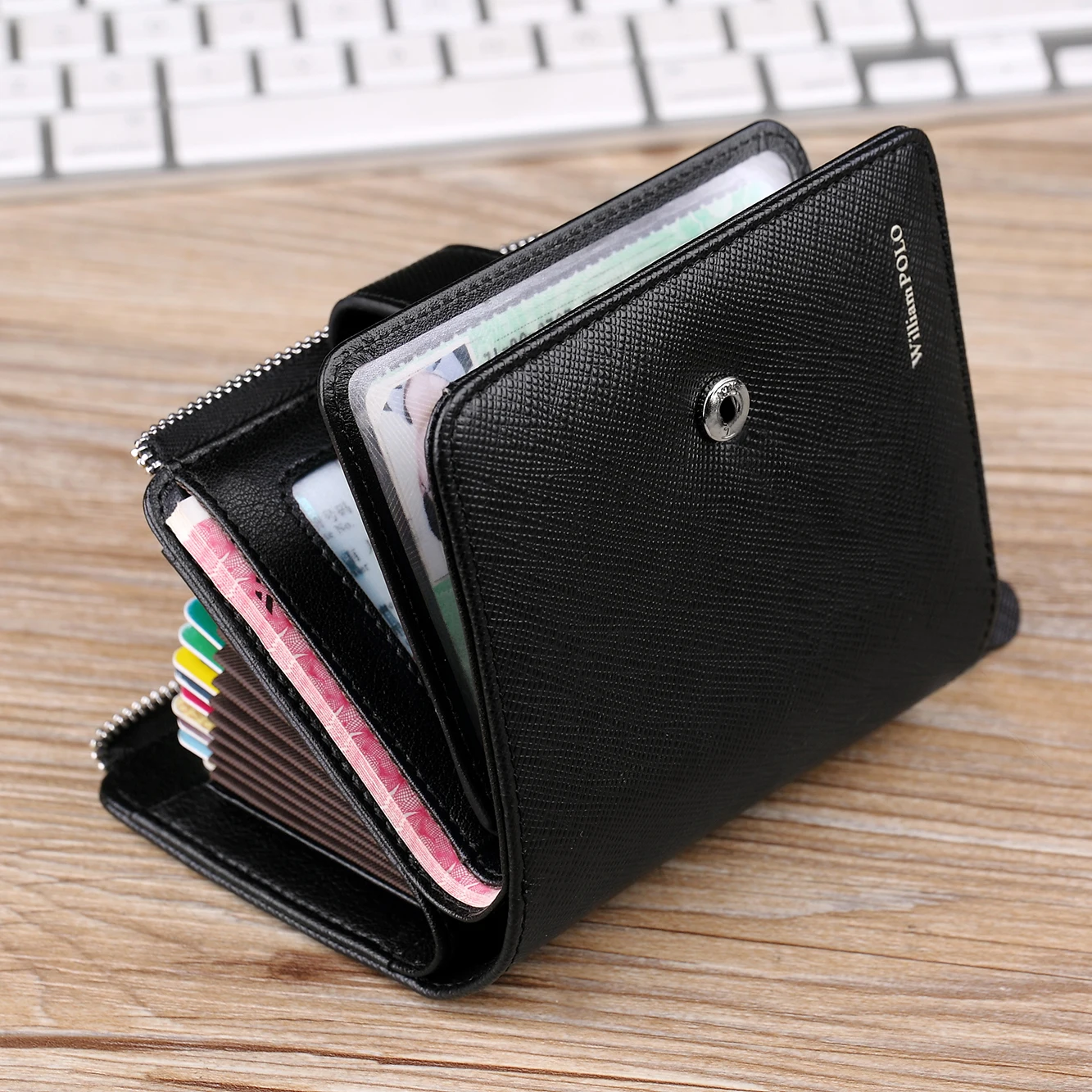 Мужской кошелек короткий из натуральной кожи с отделением для кредитных карт