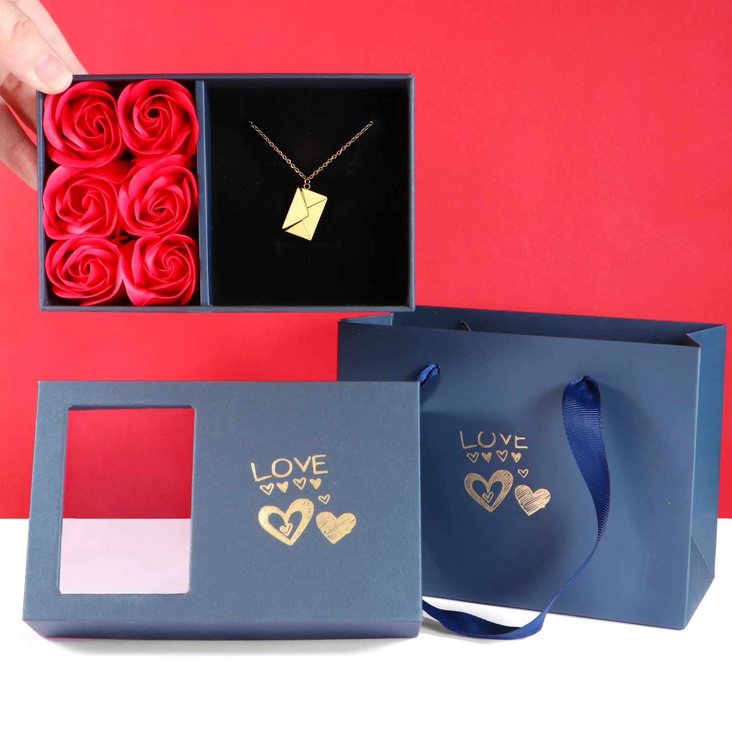 

Женское ожерелье с подвеской в коробке