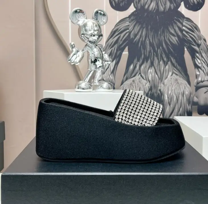 Женские туфли на танкетке розовые высоком каблуке со стразами лето 2023