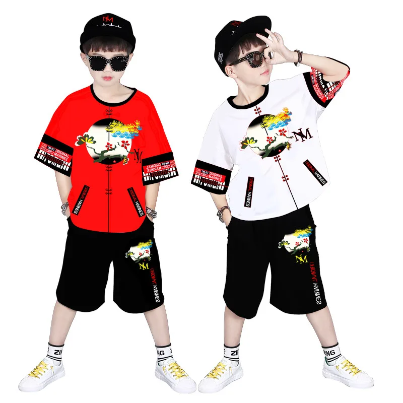 

Комплект летней детской одежды из футболки с коротким рукавом и брюк