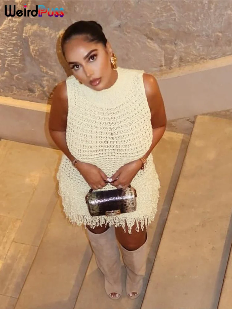 Женское вязаное платье с бахромой на подоле