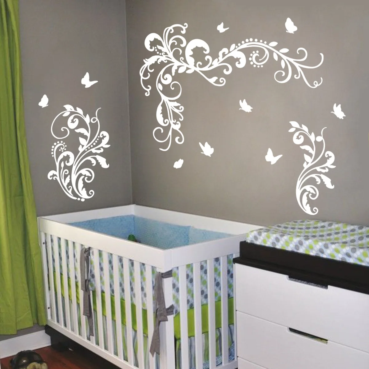 Самоклеящиеся обои с рисунком в виде белых цветов