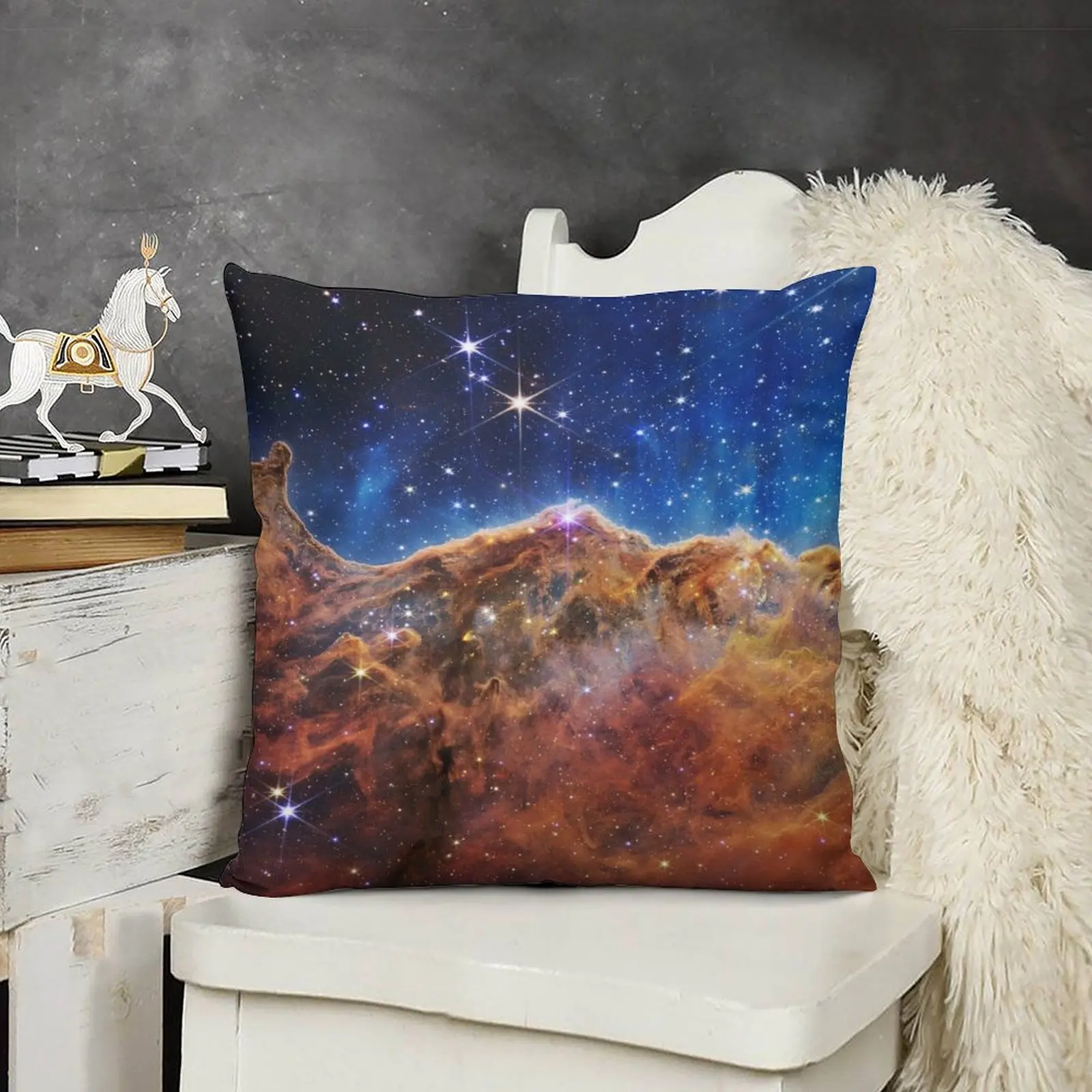 Cosmic Cliffs Carina Nebula NGC 3324 (James Webb/JWST) — космический плакат Декоративная подушка Плед