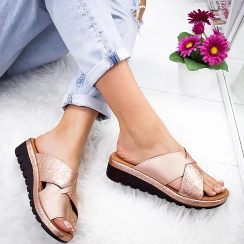 

Vrouwen Nieuwe Zomer Outdoor Slipper Slippers Vrouwelijke Casual Mid Hak Wig Zachte Bodem Indoor Comfortabele Strand Schoen