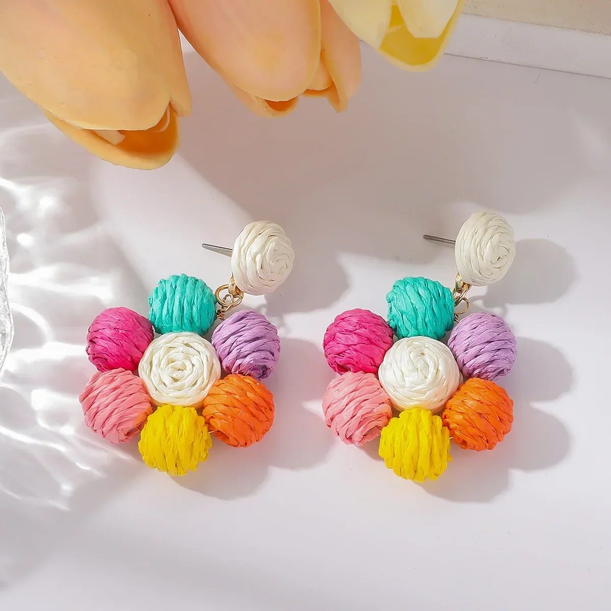 Симпатичные плетеные серьги-гвоздики из рафии с цветным стерео круглым шариком