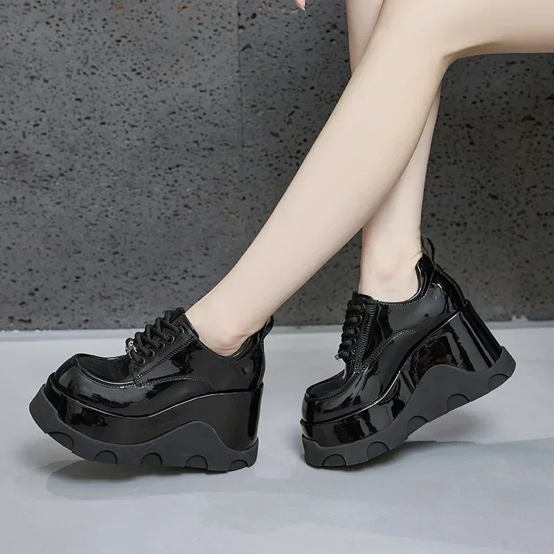 Весенние мотоциклетные ботинки челси из микрофибры 10 см на молнии модные женские