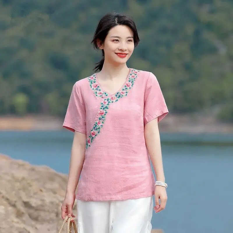 

Женская футболка с вышивкой, V-образным вырезом и коротким рукавом