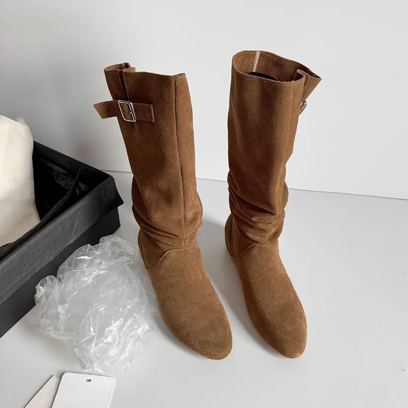 Фото Сапоги Arden Furtado Autumn Cow из замши с увеличенной внутренней высотой, облегающие, с круглым носком, без застежек, на среднем каблуке, с пряжкой, до середины икры №5
