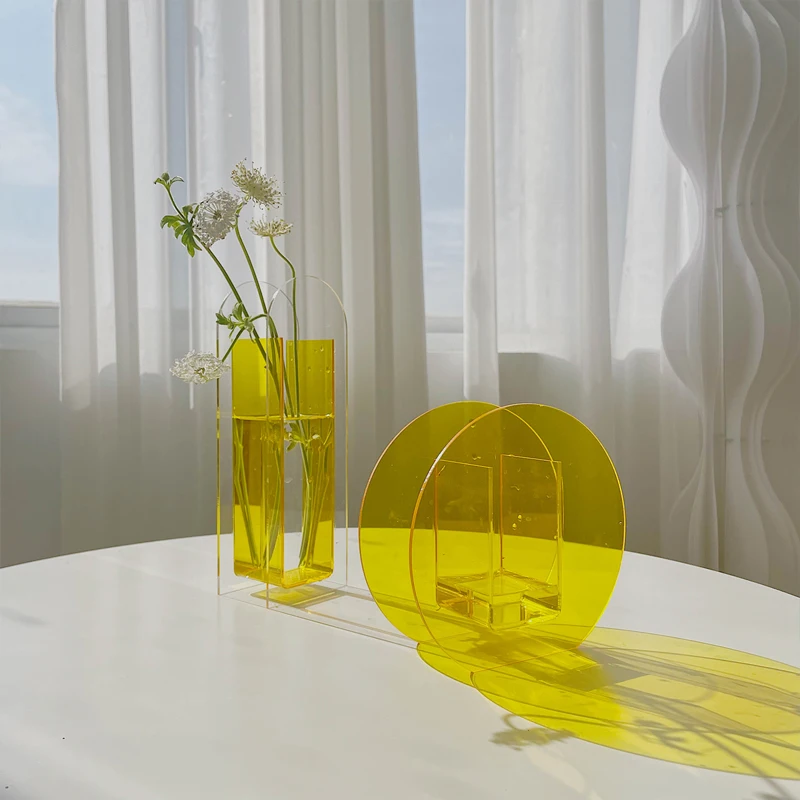 

Акриловая прозрачная ваза, желтая вода, цветочный орнамент