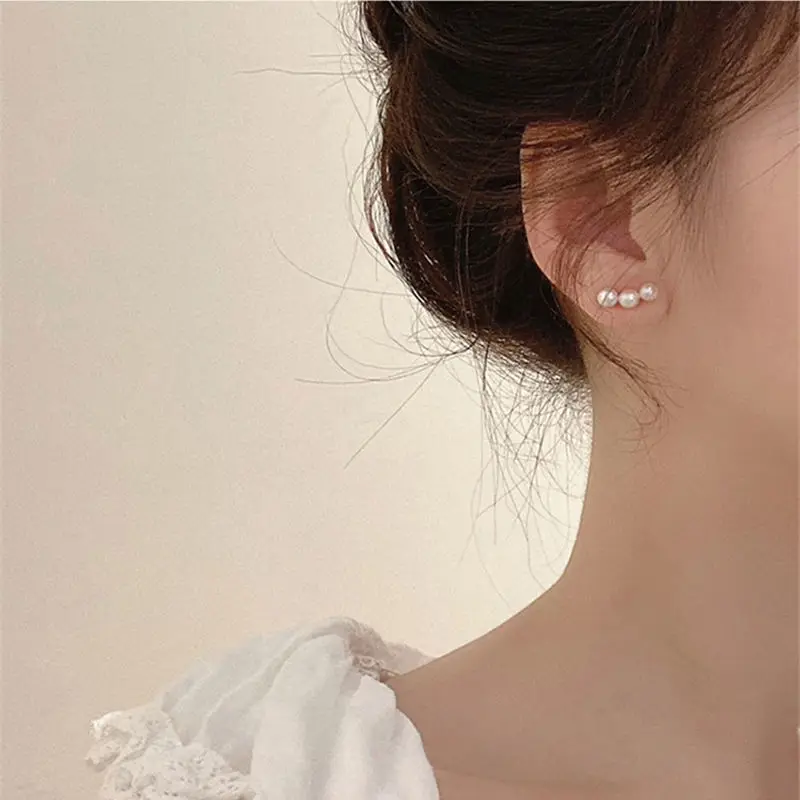 

2022 New Minimalism Elegant Three Pearl Earrings for Woman Fashion Arc Line Three Pearl Stud EarringsWedding Jewelry Wholesale