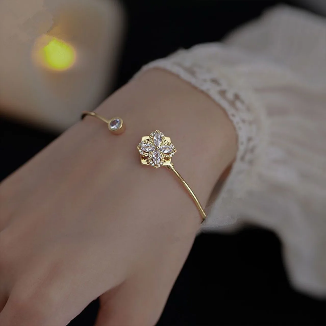 Модный вращающийся браслет с четырьмя элементами Открытый элегантным женским