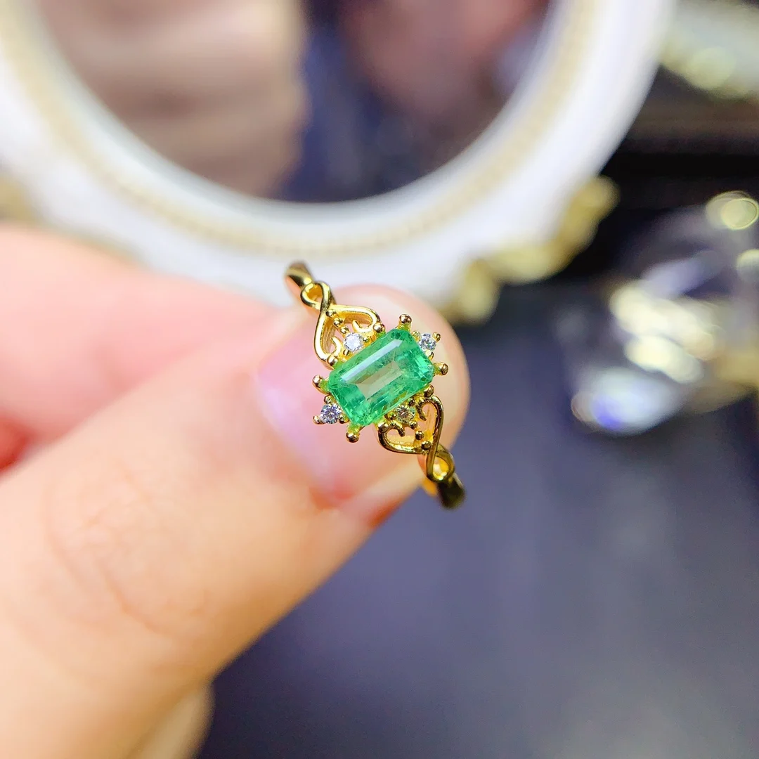 

Женское кольцо из серебра 925 пробы с изумрудом