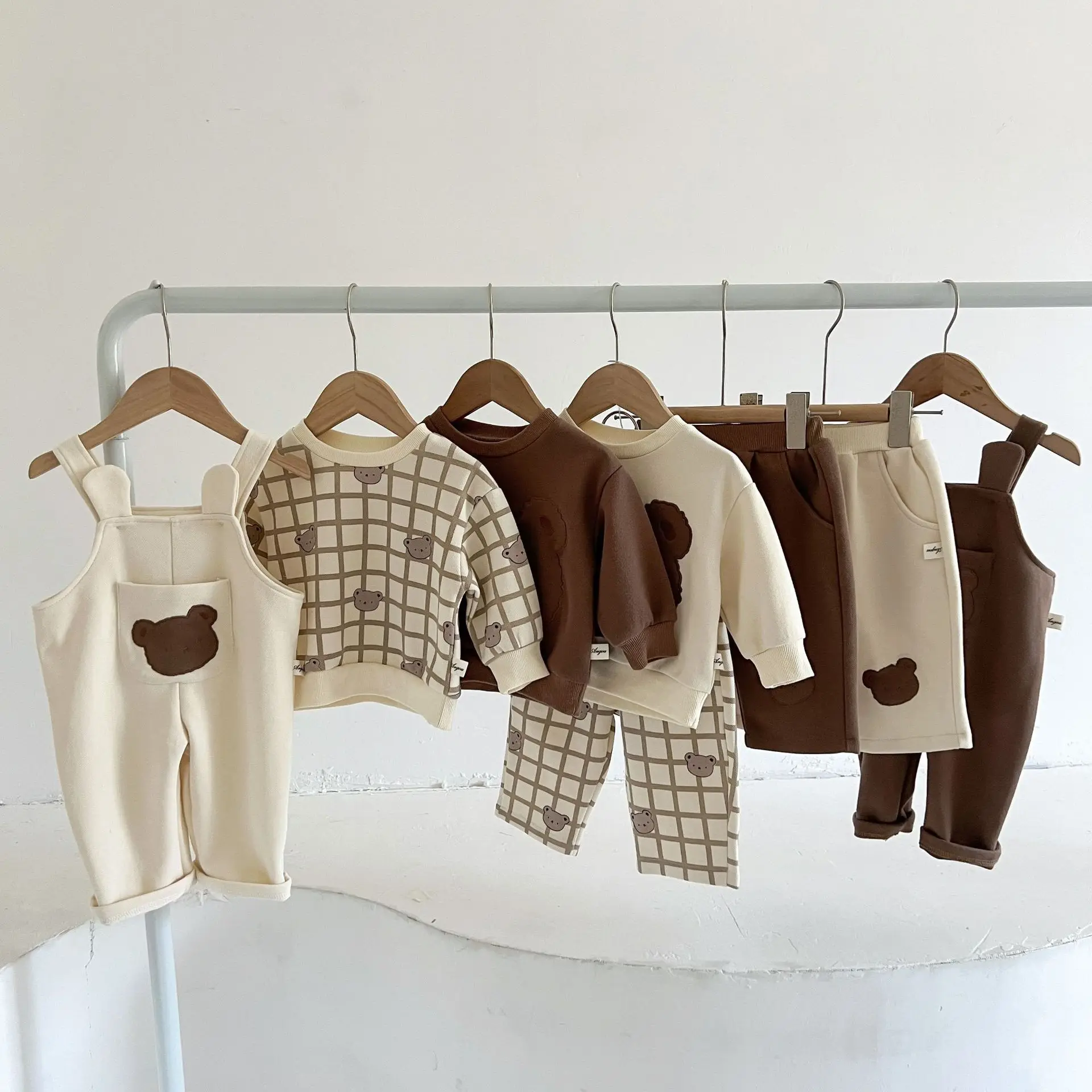 

2023 Spring Autumn Baby Boy 2PC Clothes Set Cotton Long Sleeve Cartoon Bear Sweatshirt Suspender Pants Suit Toddler Boy Outfits