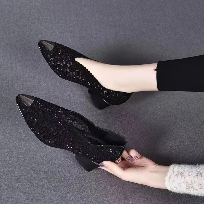 

Женские туфли с острыми носками, на среднем каблуке