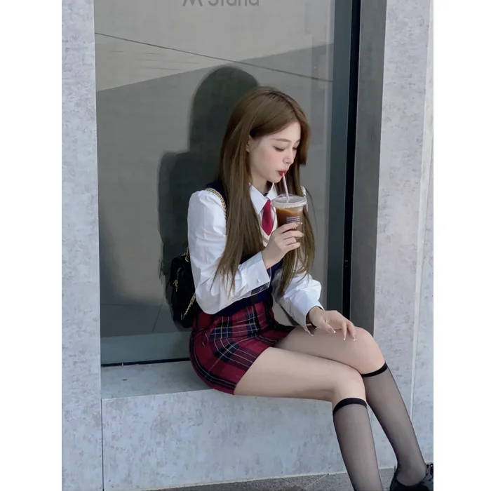 

Женский комплект из трех предметов, короткий жилет с V-образным вырезом + белая рубашка + красная клетчатая юбка на бедрах, комплект для девушек в колледжском стиле, 2023