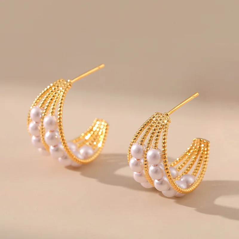 

Elegant OL Lady Pearls Stud Earrings Exquisite 18K Gold Plated CC Shaped Women Earring Fancy White Pearl Jewelry Accessories