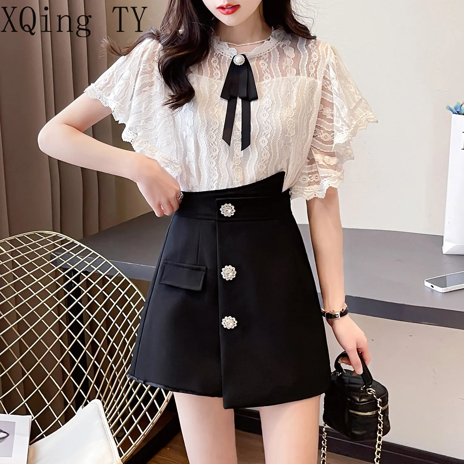 

Женский комплект из 2 предметов, белая кружевная рубашка с коротким рукавом и бантом, черные широкие шорты с бриллиантами, летний комплект из 2 предметов