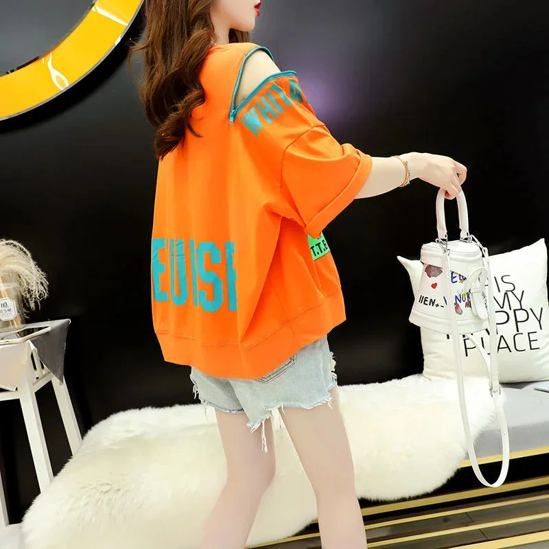 

Женская короткая футболка с вырезом лодочкой, Новинка лета 2023, Корейская свободная футболка с принтом букв, женский короткий топ на молнии с открытыми плечами
