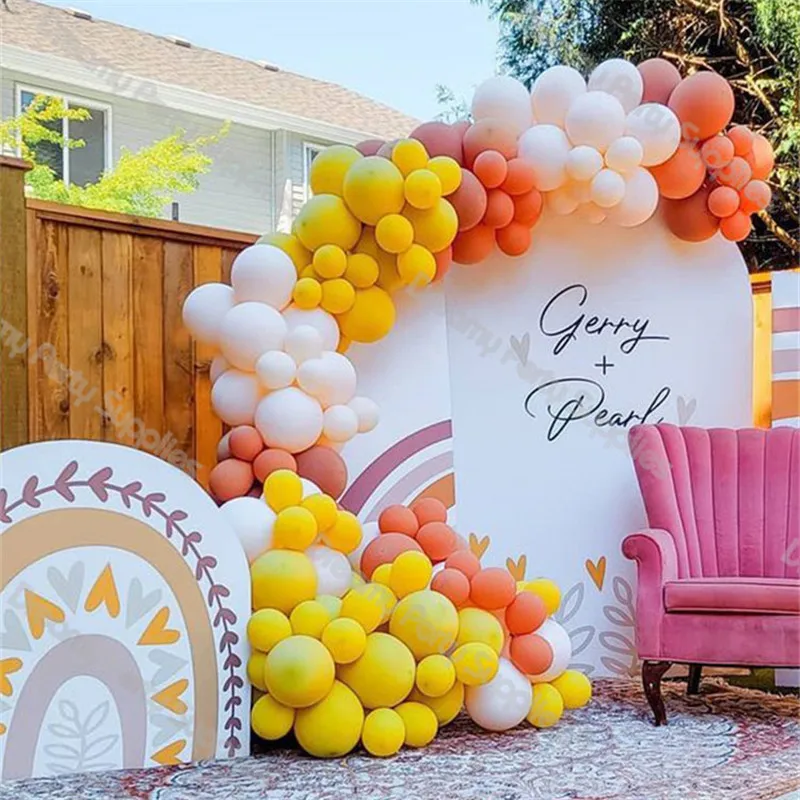 

Фон для фотографирования с изображением радуги кремового воздушного шара в стиле дня рождения