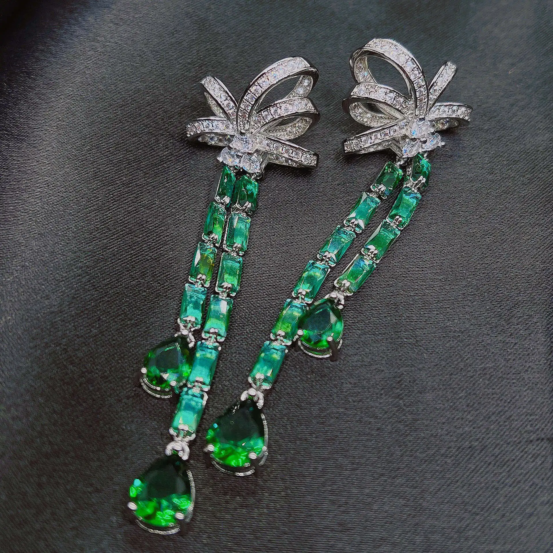 

Luxury Long Tassel Emerald Earrings For Women Exquisite Bowknot Green Crystal Dangle Drop Earring Banquet Party Jewelry Gifts