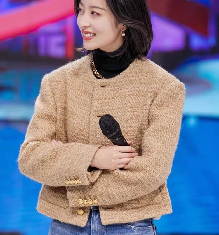 Молодой и красивой стеганой изящной верхней одежды цвета хаки в стиле вестерн 2023