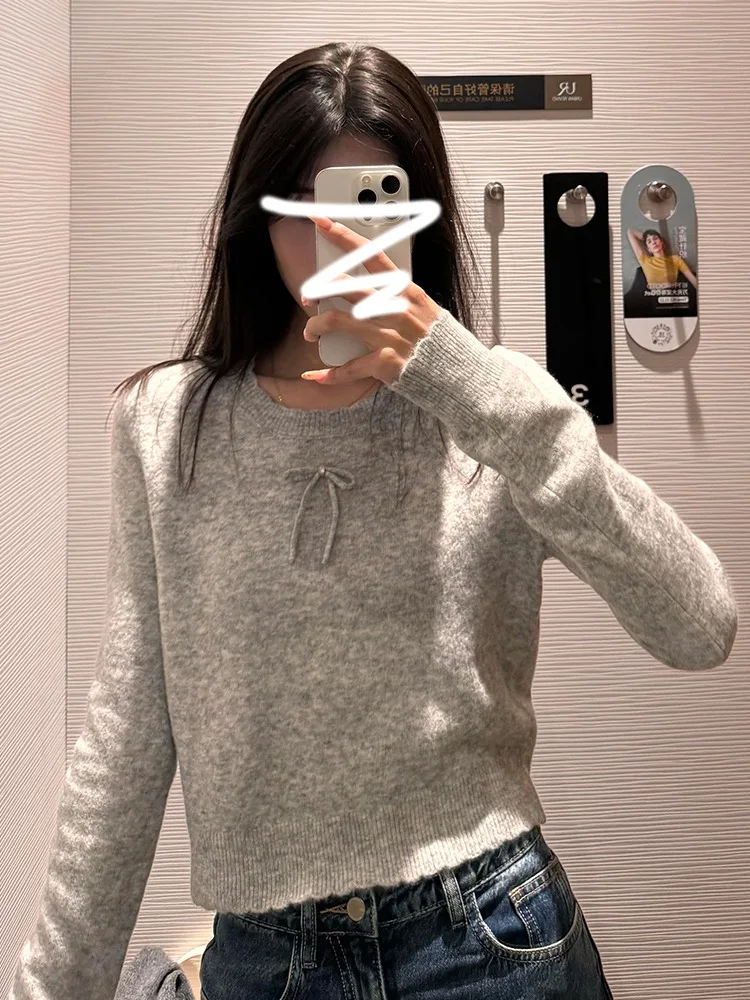 Серый простой вязаный свитер с круглым вырезом и бантом женский осенне-зимний