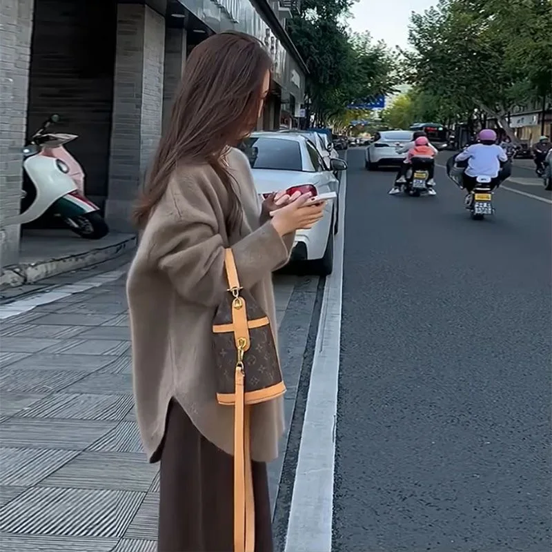 Женский трикотажный комплект из двух предметов свитер и юбка средней длины с