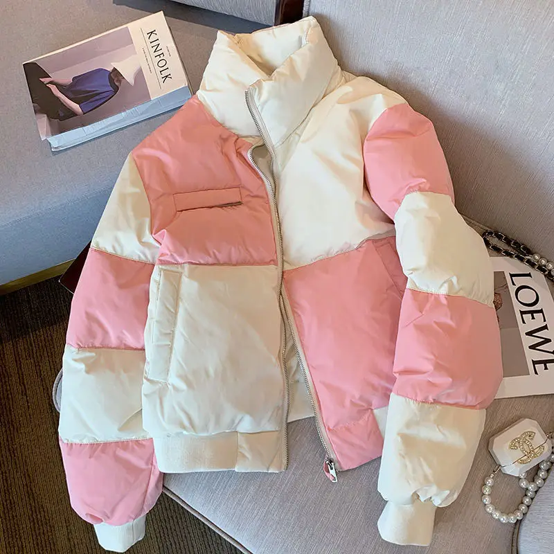 Женская зимняя короткая куртка на хлопковом наполнителе с круглым воротником