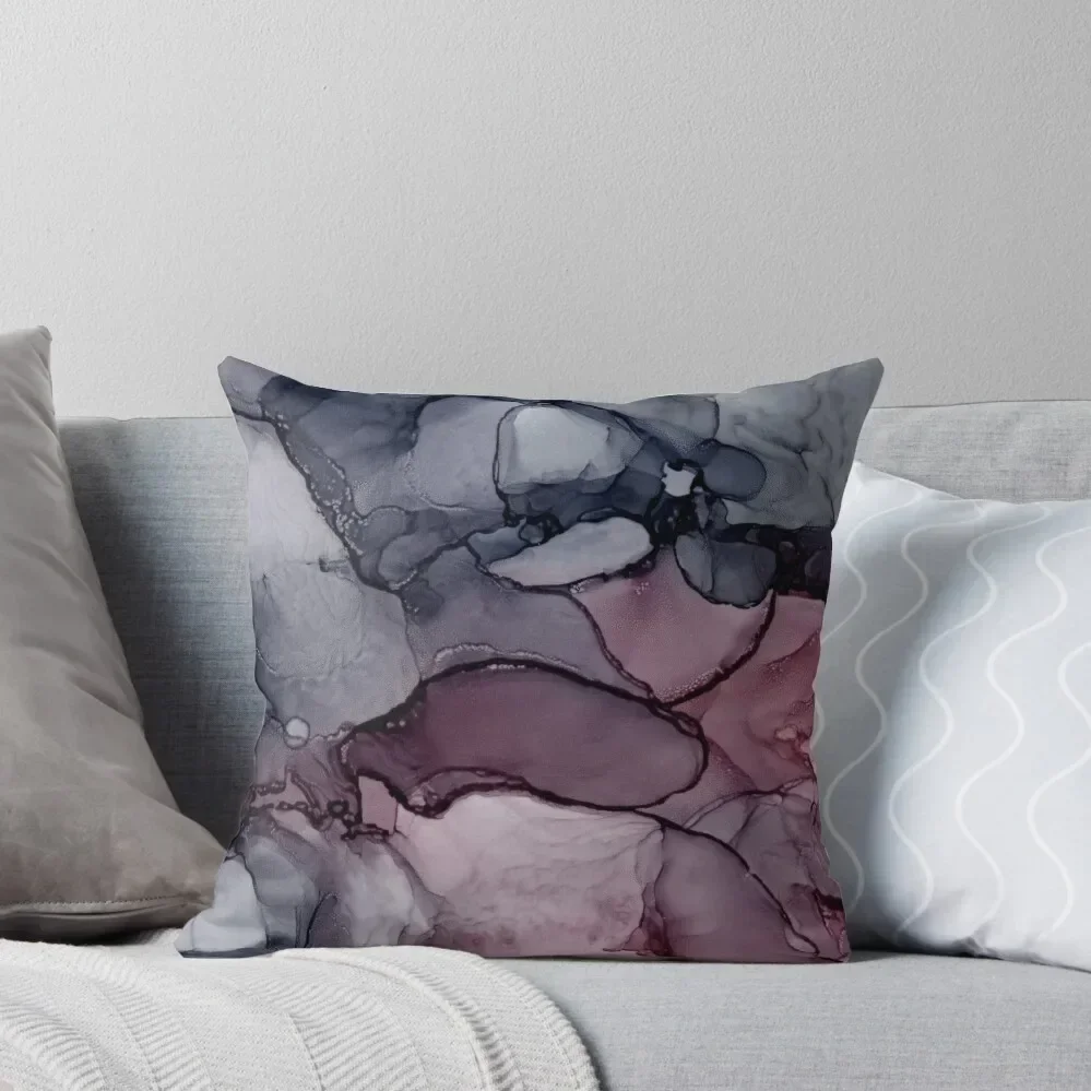 Серая сиреневая розовая декоративная подушка в абстрактном стиле для дивана