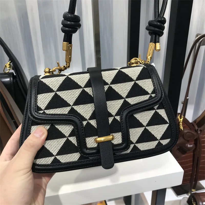 

Niche design Triangular-checked underarm bag 2022 new premium light luxury saddle bag Stylish one-shoulder cross-body bag