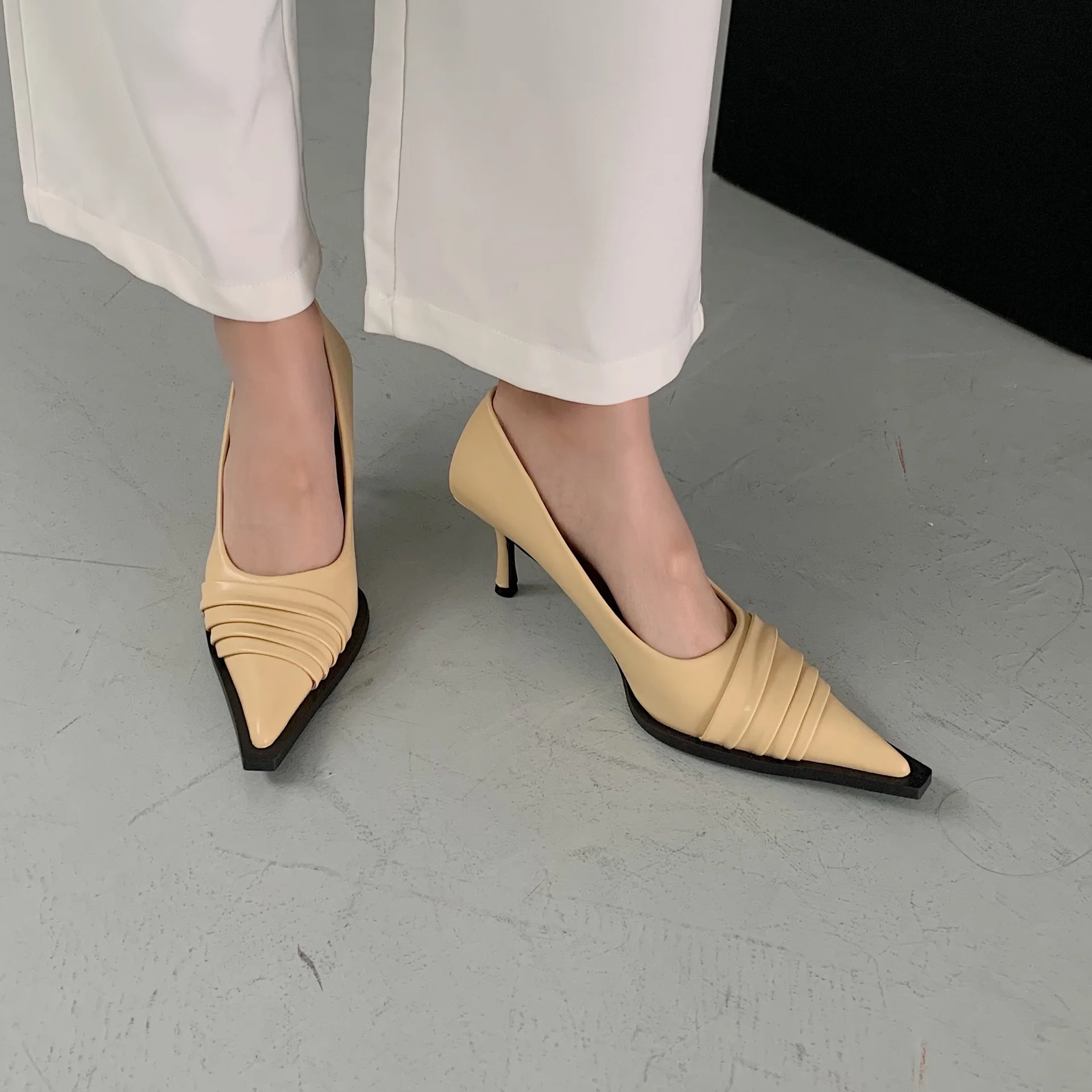 

Туфли женские на высоком каблуке, с острым носком, на шнуровке