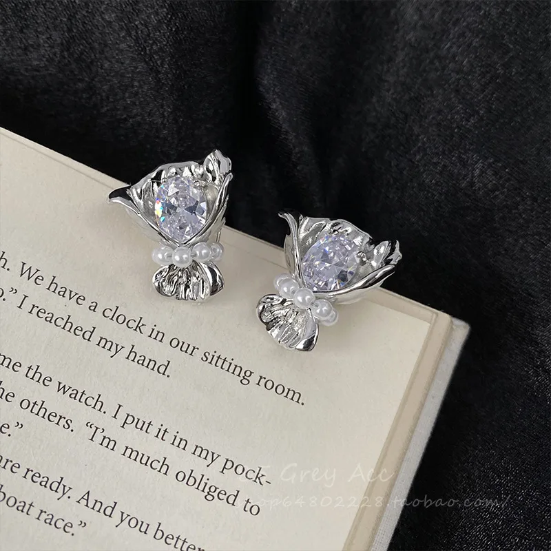 Новинка 2023, модные жемчужные ручные серьги в форме цветка, женские Уникальные креативные дизайнерские высококачественные серьги-гвоздики, подарочные украшения