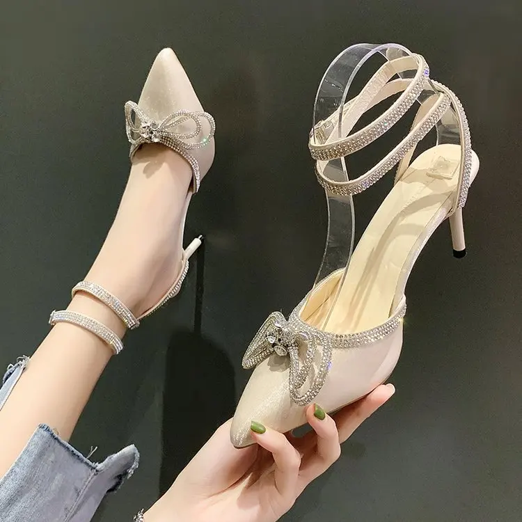 

Женские босоножки с блестками и ремешком на щиколотке, туфли-лодочки с бантом-бабочкой, дизайнерские сандалии с острым носком на высоком каблуке, тренд 2023