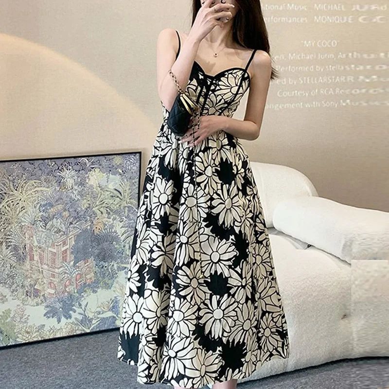 

Летнее женское длинное платье-трапеция на бретелях-спагетти с цветочным принтом без рукавов