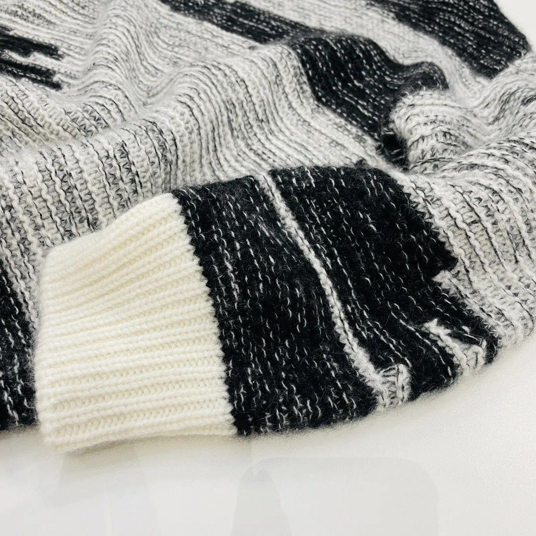 Рисунок 4 - Женская одежда, модный простой свитер с градиентом