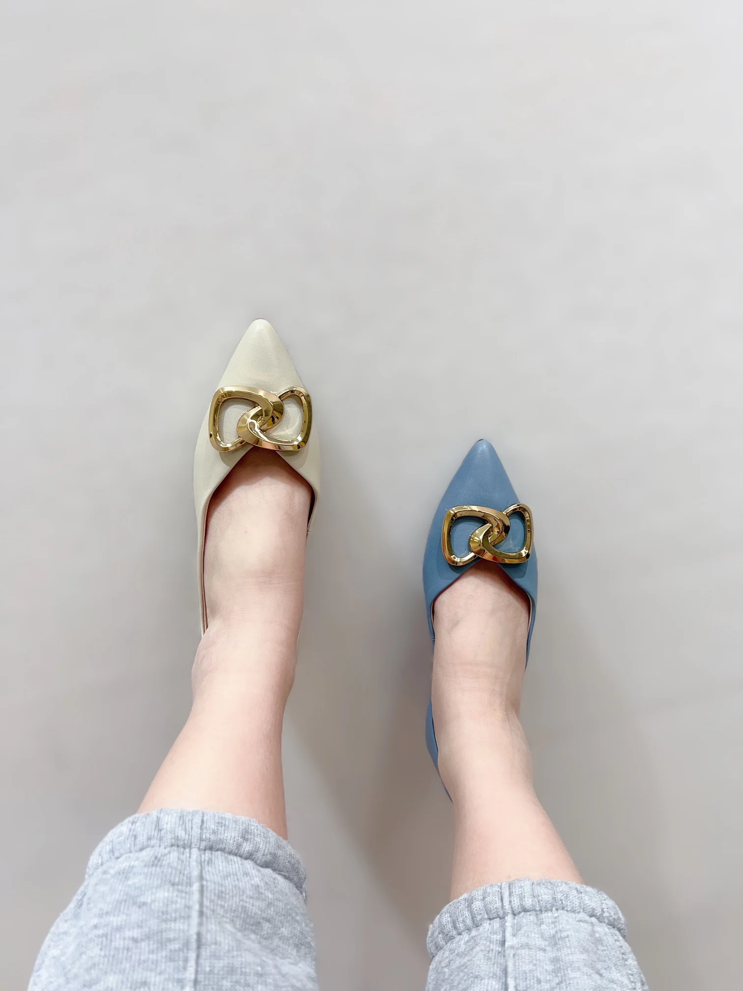 

Туфли из мягкой воловьей кожи с острым носком, на плоской подошве, с металлической пряжкой, 2023