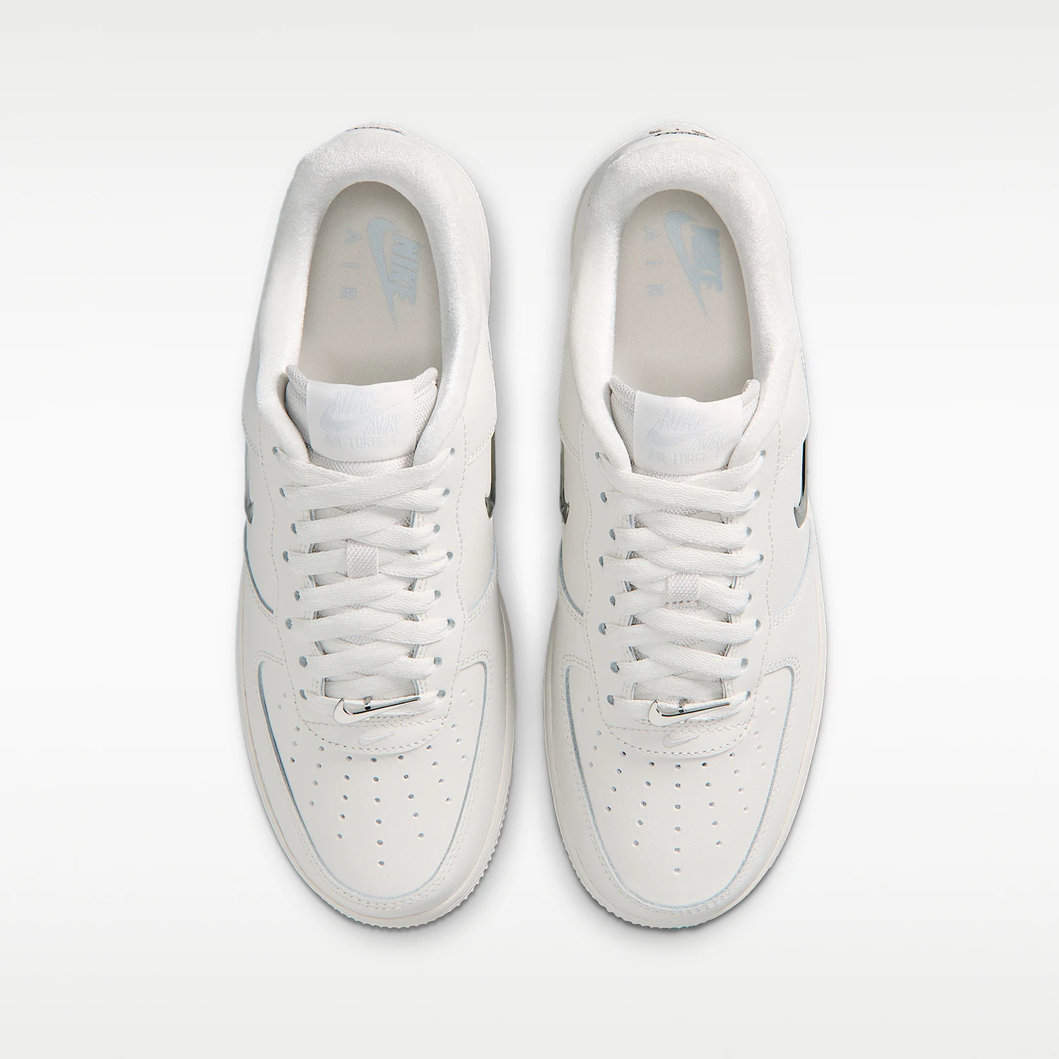 Фото Оригинальные женские классические нескользящие кроссовки Nike Air Force 1 на шнуровке IU7558-030 №4