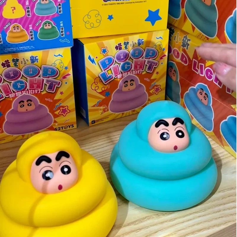 Фото 52TOYS Crayon Shinchan Poop Pat Light Surprise Blind Box: Милая мультяшная фигурка, модная игрушка, ночник, декор, подарок на день рождения для девочки №3