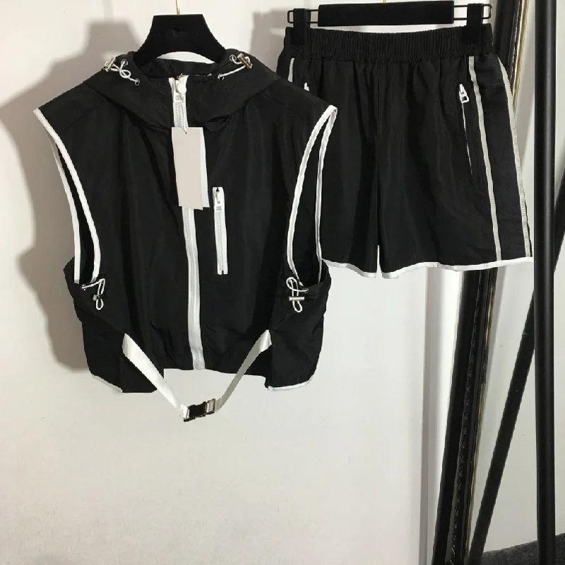 

2022fashionable new sportswear safety buckle sleeveless Hooded Vest coat women's top + zipper pocket elastic waist casual shorts
