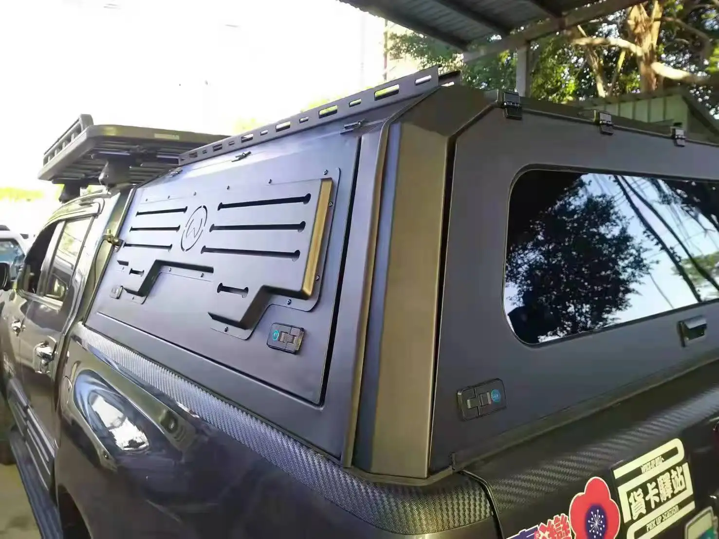 

Toyota Hilux 2022 trunk cover