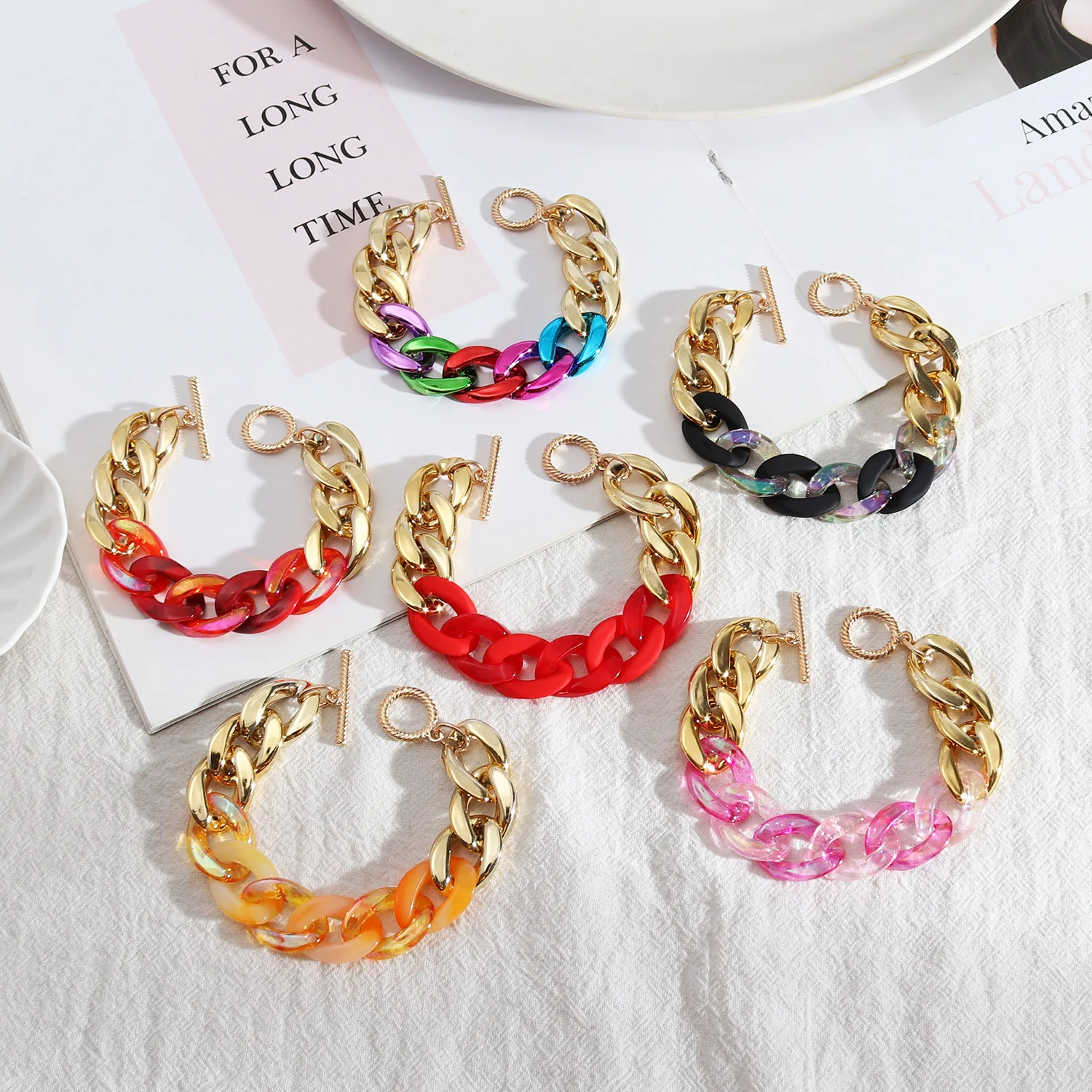 Женский браслет-цепочка из акриловой смолы