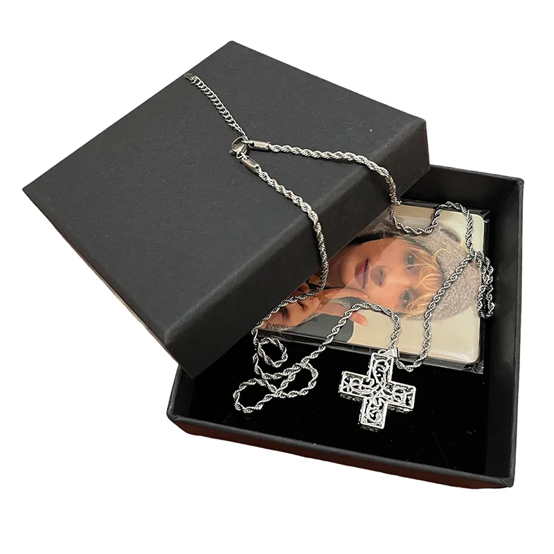 Фото Кулон TXT K-pop с фотокарточкой и подарочной коробкой — подарок фанатам к 7-летию группы №2