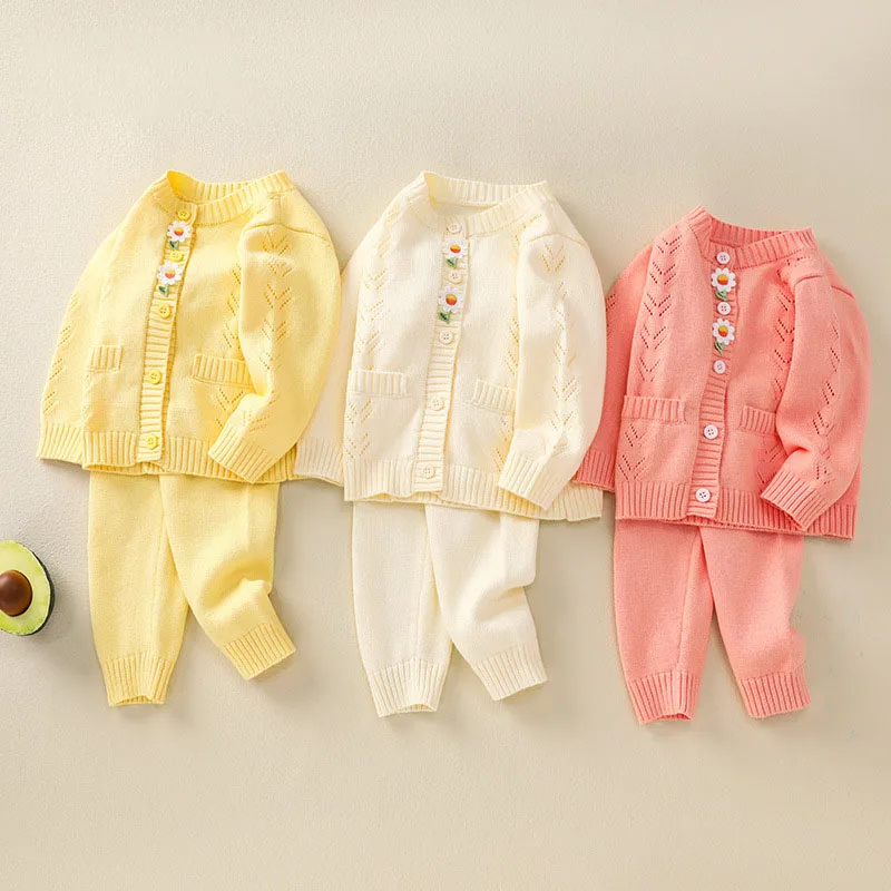 

Мягкие вязаные комплекты для маленьких девочек, однобортный свитер с цветочной аппликацией и кардиган + трикотажные штаны с эластичным поясом, костюмы для младенцев из 2 предметов