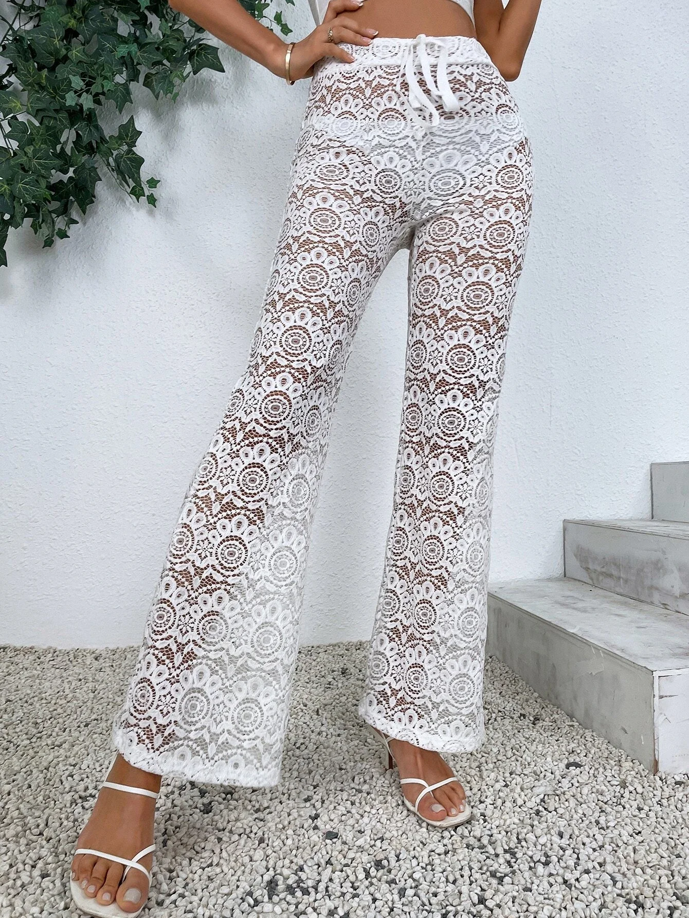 

Кружевные расклешенные брюки на завязках без трусиков