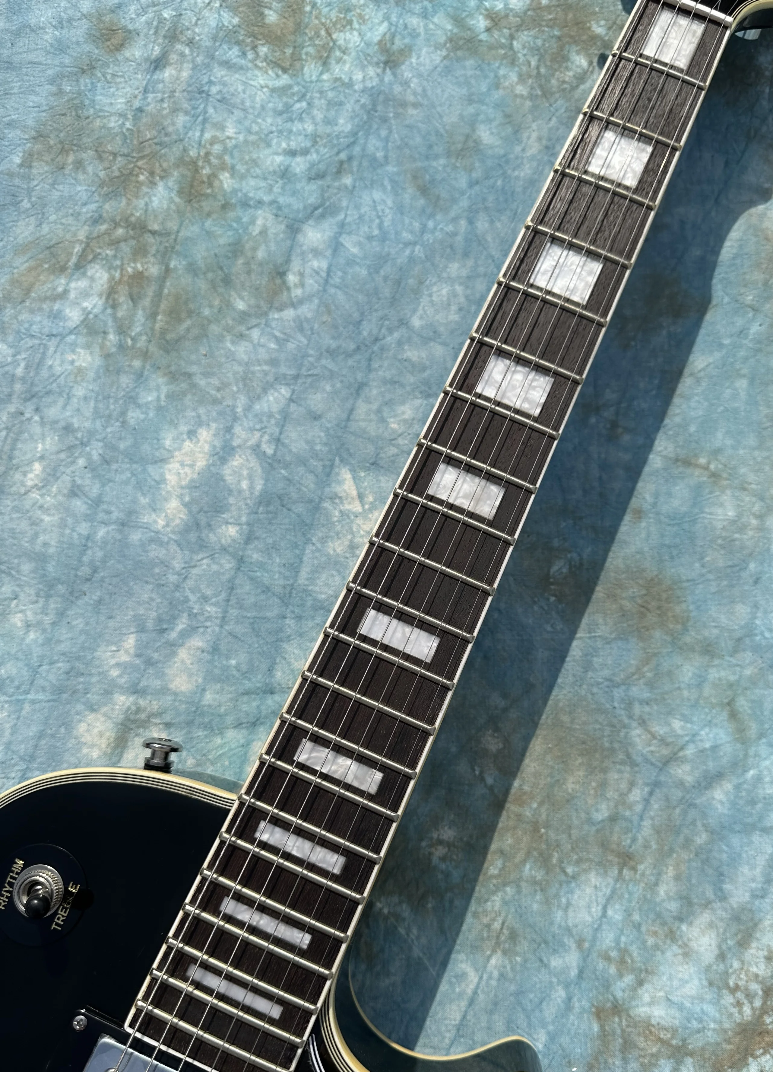 Customized electric guitar blackPeach blossom core wood body rose fingerboard， lightning package