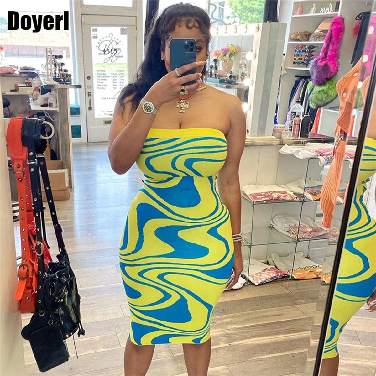 

Женское облегающее платье-футляр средней длины без рукавов, с принтом