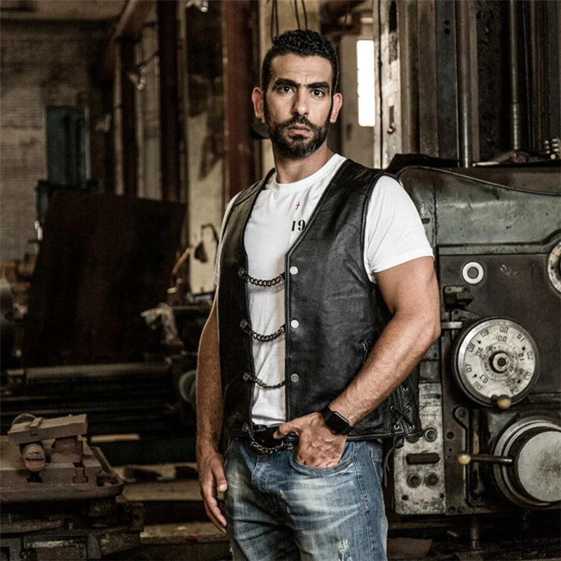 

Жилет мужской из натуральной кожи со съемной цепочкой