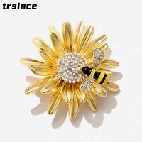 new fashion exquisite sweet daisy bee brooch high end female matte corsage accessories coat jewelry accessories gift