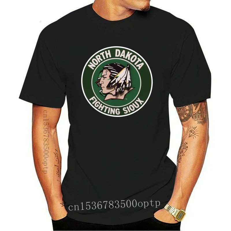 

Футболка с хоккеем и надписью «Und Fighting Sioux»